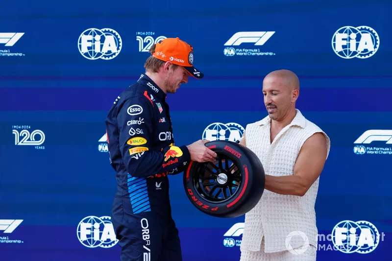 Max Verstappen, Red Bull Racing, reçoit le Pirelli Pole Award de l'acteur et agent immobilier Jason Oppenheim.