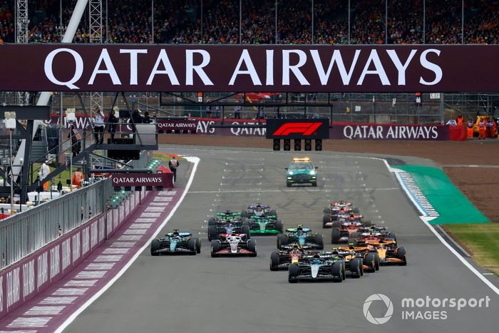 George Russell, Mercedes F1 W15, Lewis Hamilton, Mercedes F1 W15, Lando Norris, McLaren MCL38, Nico Hulkenberg, Haas VF-24, el resto de la parrilla en la salida.