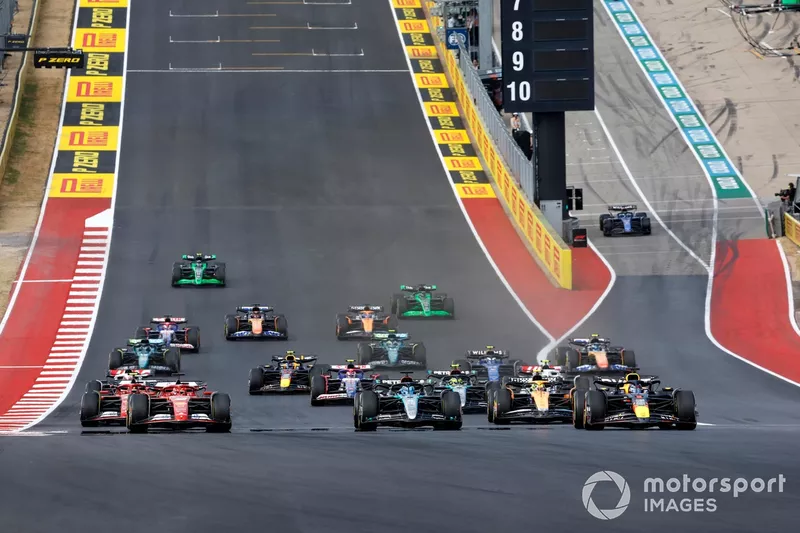 マックス・フェルスタッペン（レッドブル・レーシングRB20）、ジョージ・ラッセル（メルセデスF1 W15）、シャルル・ルクレール（フェラーリSF-24）、ランド・ノリス（マクラーレンMCL38）、カルロス・サインツ（フェラーリSF-24）、スプリントレースのスタート地点にいる他の選手たち