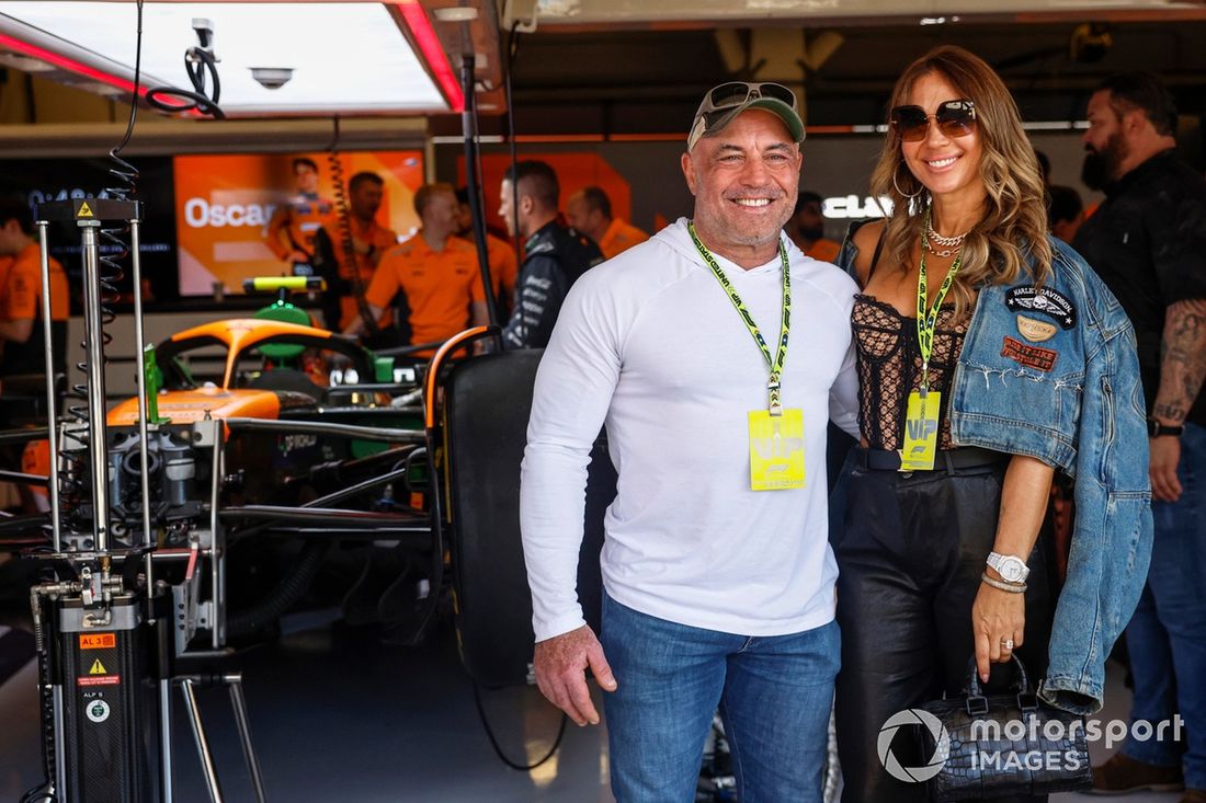 Joe Rogan na garagem da McLaren