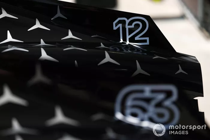 Números de carrera en la carrocería del Mercedes AMG Petronas F1 Team W16