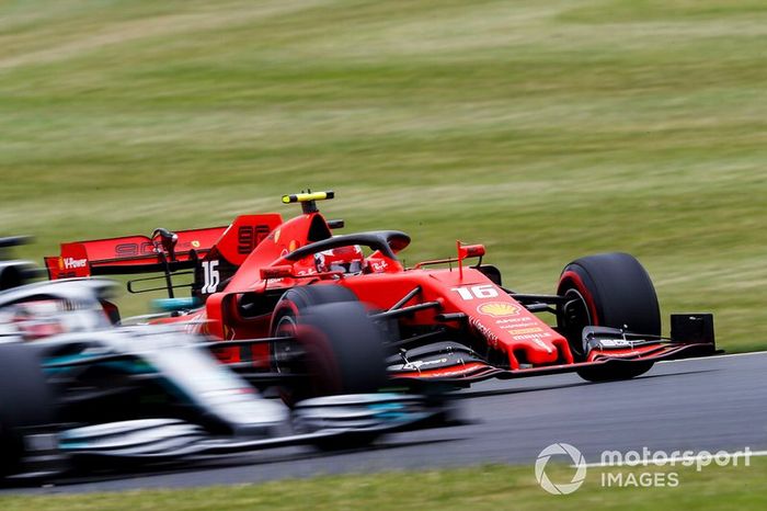 Charles Leclerc, Ferrari SF90, supera Lewis Hamilton, Mercedes AMG F1 W10