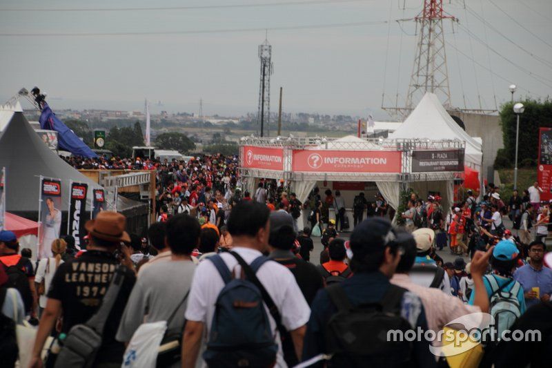 Fans salen del circuito de Suzuka 