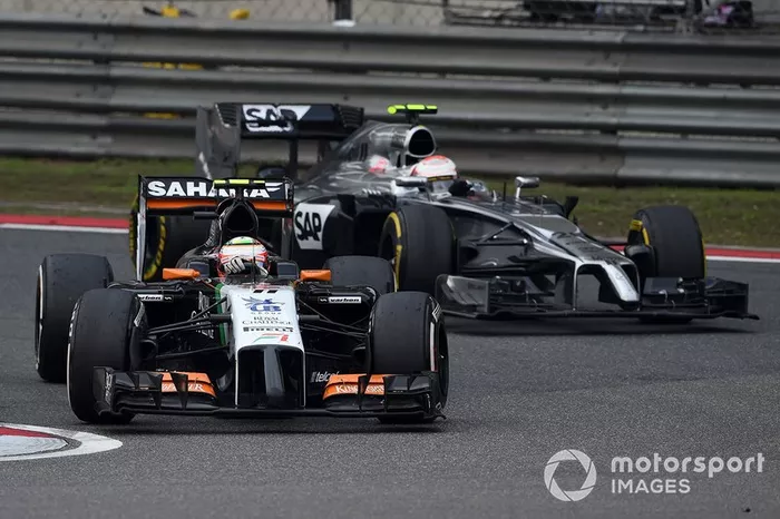 Sergio Pérez, Force India VJM07 y Kevin Magnussen, McLaren MP4-29