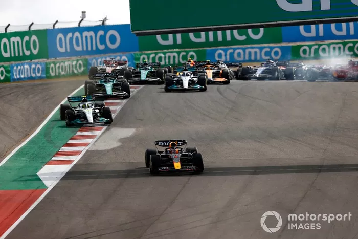 Max Verstappen, Red Bull Racing RB18, Lewis Hamilton, Mercedes W13, Lance Stroll, Aston Martin AMR22, George Russell, Mercedes W13, el resto de la parrilla mientras Carlos Sainz, Ferrari F1-75, hace un trompo en la primera vuelta