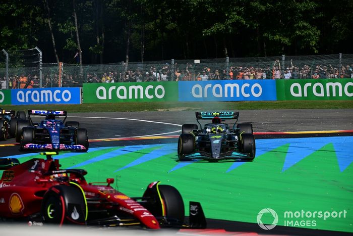 Lewis Hamilton, Mercedes W13, tras el contacto con Fernando Alonso, Alpine A522