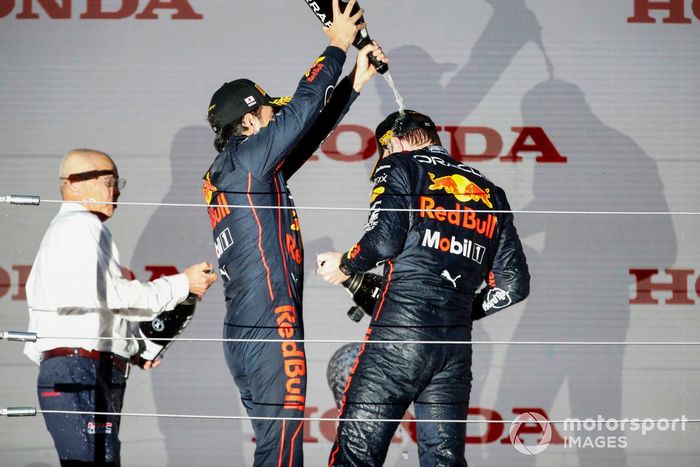 Podio: segundo lugar Sergio Pérez, Red Bull Racing, ganador y campeón del mundo Max Verstappen, Red Bull Racing