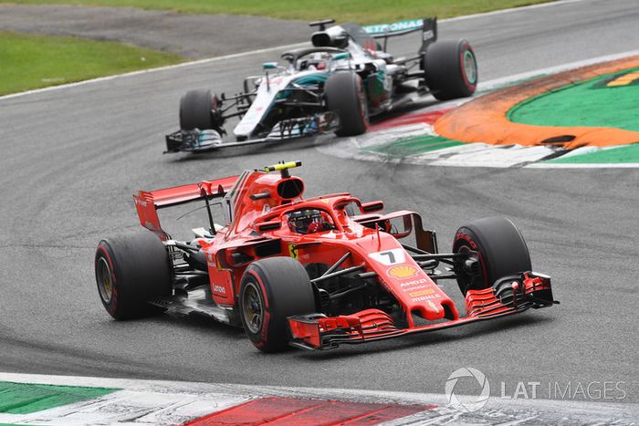 Kimi Raikkonen, Ferrari SF71H y Lewis Hamilton, Mercedes AMG F1 W09 