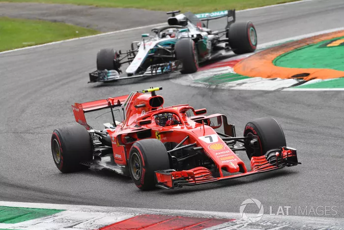 Kimi Raikkonen, Ferrari SF71H y Lewis Hamilton, Mercedes AMG F1 W09 