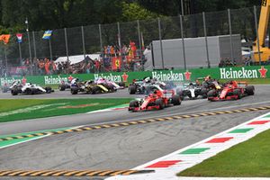 Kimi Raikkonen, Ferrari SF71H lidera en la salida por delante de Sebastian Vettel, Ferrari SF71H y Lewis Hamilton, Mercedes AMG F1 W09 