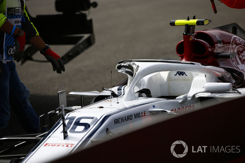 I marshal rimuovono la monoposto incidentata di Charles Leclerc, Sauber C37, dopo l'incidente nel giro di apertura
