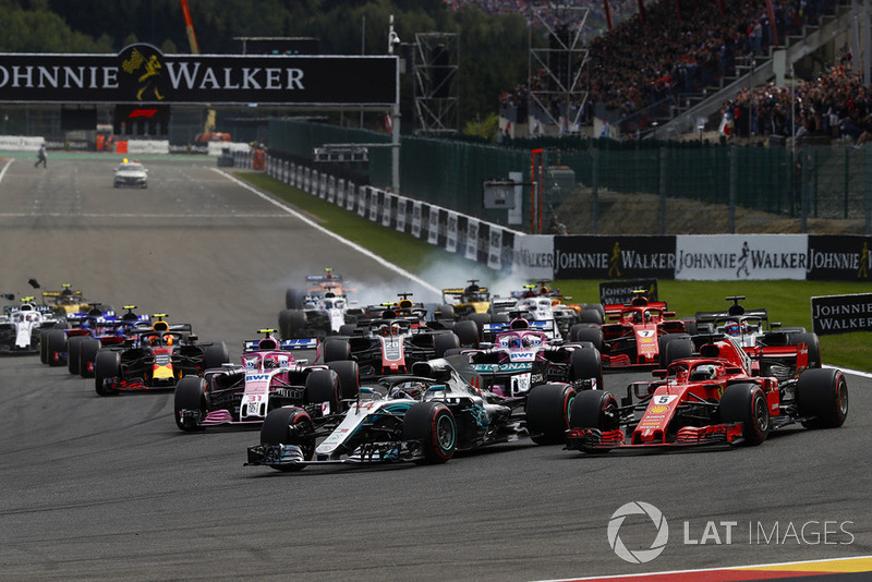 Lewis Hamilton, Mercedes AMG F1 W09, lidera por delante de Sebastian Vettel, Ferrari SF71H, Sergio Perez, Racing Point Force India VJM11, Esteban Ocon, Racing Point Force India VJM11, Romain Grosjean, Haas F1 Team VF-18, y el resto de la parrilla.