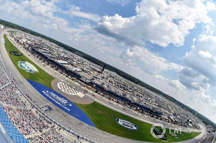 #3: Michigan International Speedway (2 Meilen) - 206,558 mph