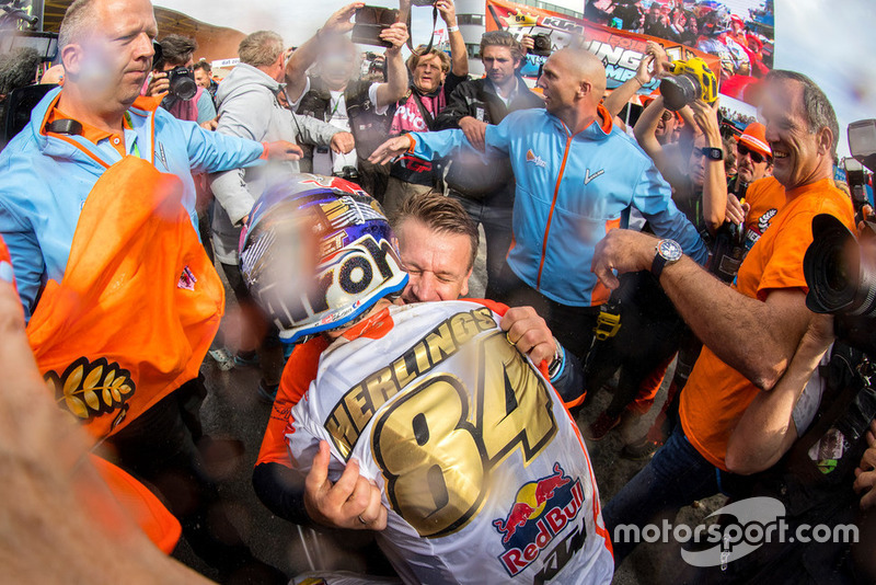 Herlings valt KTM Motorsport-baas Pit Beirer in de armen.