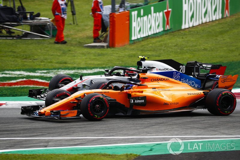 Kevin Magnussen, Haas F1 Team VF-18, y Fernando Alonso, McLaren MCL33, batallan en Monza