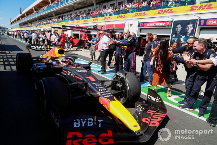 Max Verstappen, Red Bull Racing RB18, 1ª posición, llega al Parc Ferme