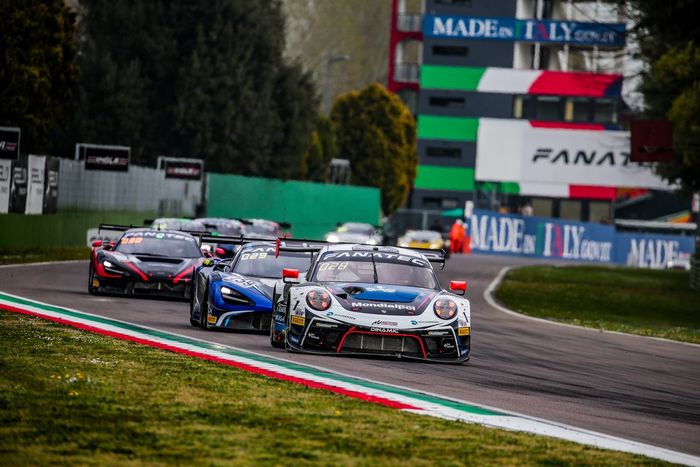 #54 Dinamic Motorsport Porsche 911 GT3-R: Matteo Cairoli, Klaus Bachler, Come Ledogar