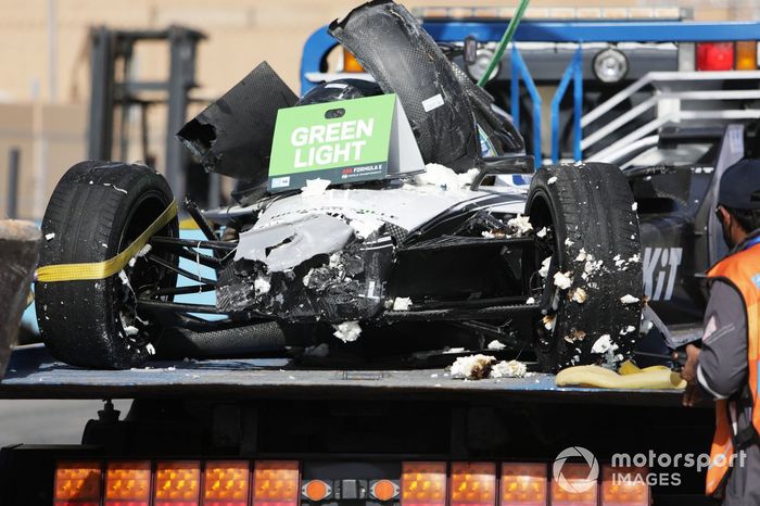 Auto danneggiata di Edoardo Mortara, Venturi Racing, Silver Arrow 02, su un camion dopo l'incidente