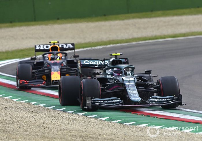 Sebastian Vettel, Aston Martin AMR21, Sergio Pérez, Red Bull Racing RB16B