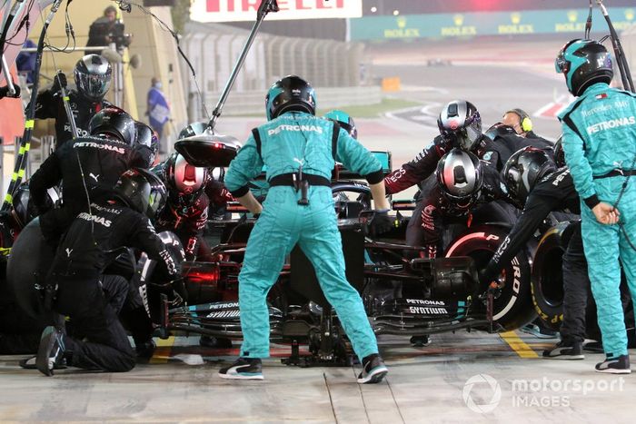 George Russell, Mercedes F1 W11 en pits