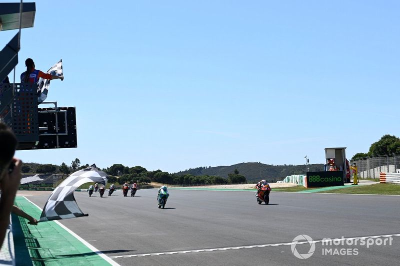 Pedro Acosta, Red Bull KTM Ajo cruza la línea de meta en Portimao