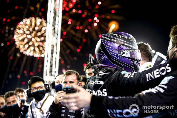 Ganador de la carrera Lewis Hamilton, Mercedes, celebra en Parc Ferme con el equipo