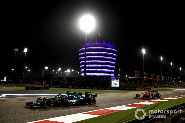 Lance Stroll, Aston Martin AMR21, Carlos Sainz Jr., Ferrari SF21