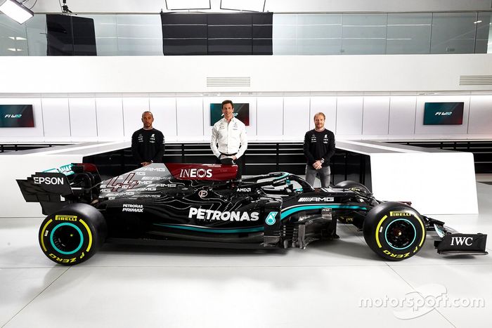 Mercedes AMG F1 W12 con Lewis Hamilton, Toto Wolff y Valtteri Bottas 