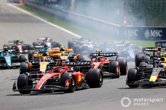Charles Leclerc, Ferrari SF-23, Sergio Pérez, Red Bull Racing RB19, Carlos Sainz, Ferrari SF-23, Oscar Piastri, McLaren MCL60, el resto de la parrilla en la salida.