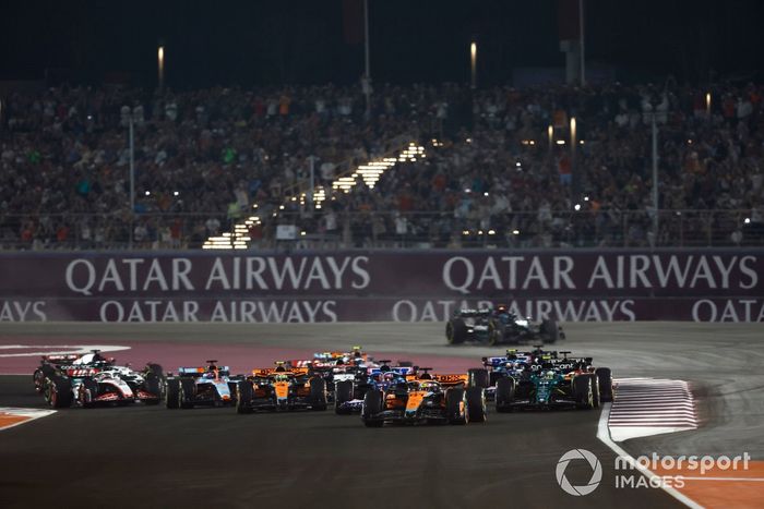 Oscar Piastri, McLaren MCL60, Fernando Alonso, Aston Martin AMR23, Esteban Ocon, Alpine A523, Lando Norris, McLaren MCL60, el resto de los participantes mientras George Russell, Mercedes F1 W14, se recupera tras un accidente con Lewis Hamilton, Mercedes F