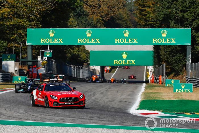 El Safety Car al frente de Valtteri Bottas, Mercedes W12, y Max Verstappen, Red Bull Racing RB16B