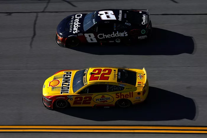 Joey Logano, Team Penske Ford, Kyle Busch, Richard Childress Racing Chevrolet