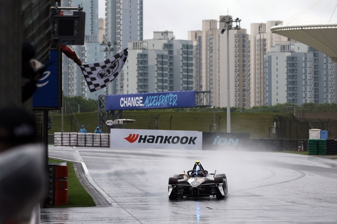 Ganador de la carrera Nick Cassidy, Jaguar TCS Racing