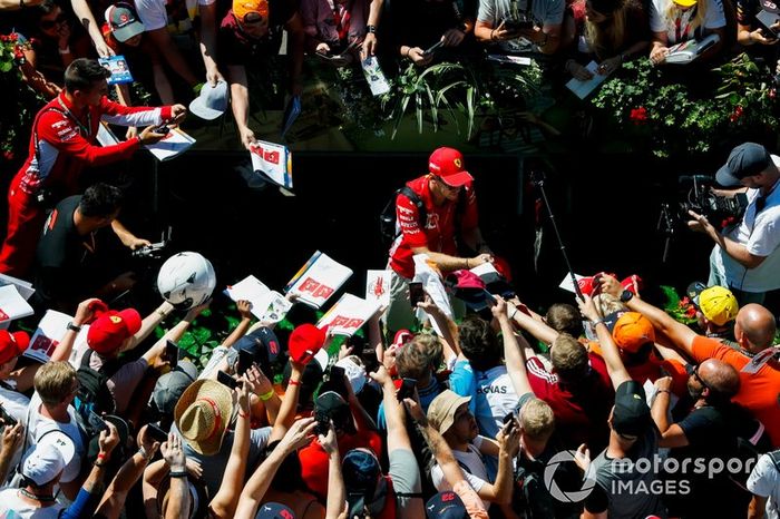 Sebastian Vettel, Ferrari, firma autógrafos