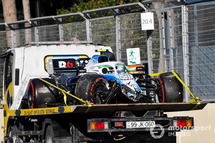 La monoposto incidentata di Robert Kubica, Williams FW42 sul retro di un camion