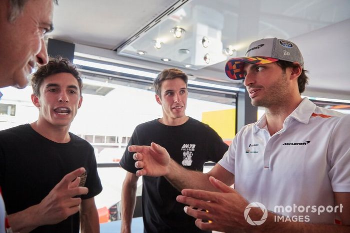 Los pilotos de MotoGP Alex y Marc Márquez con Carlos Sainz Jr, McLaren y su padre