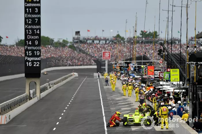 Simon Pagenaud, Team Penske Chevrolet pit stop