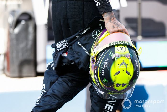 Lewis Hamilton, Mercedes-AMG, con su casco