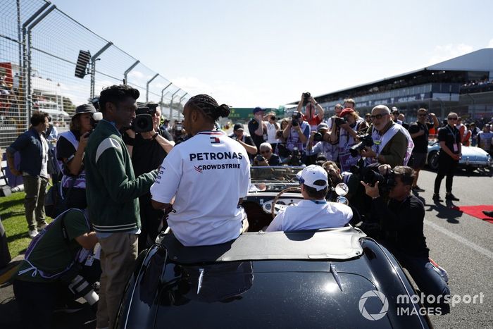 Lewis Hamilton, Mercedes-AMG, es entrevistado por Narain Karthikeyan en el desfile de pilotos
