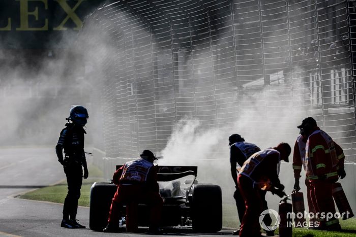 Los comisarios utilizan extintores en el coche de George Russell, Mercedes F1 W14