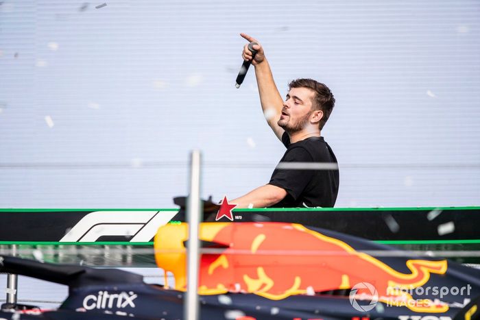 DJ Garrix actúa en la ceremonia del podio