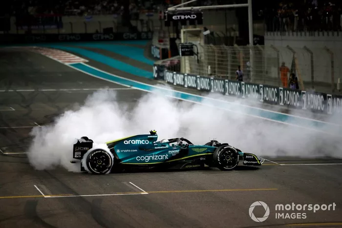 Sebastian Vettel, Aston Martin AMR22, realiza donuts en la parrilla al final de la carrera