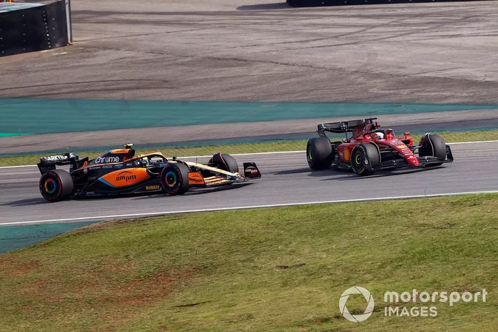 El contacto entre Lando Norris, McLaren MCL36, y Charles Leclerc, Ferrari F1-75, resulta en un trompo