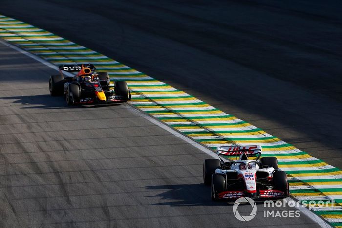 Kevin Magnussen, Haas VF-22, Max Verstappen, Red Bull Racing RB18