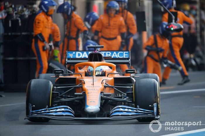 Daniel Ricciardo, McLaren MCL35M, sale de pits