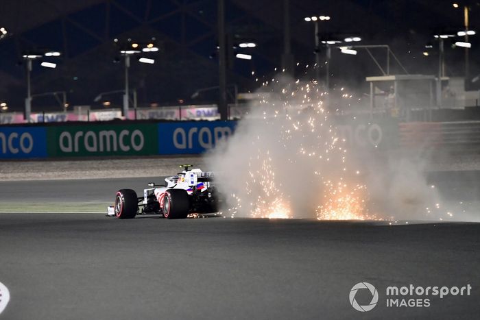 Las chispas salen del coche de Mick Schumacher, Haas VF-21