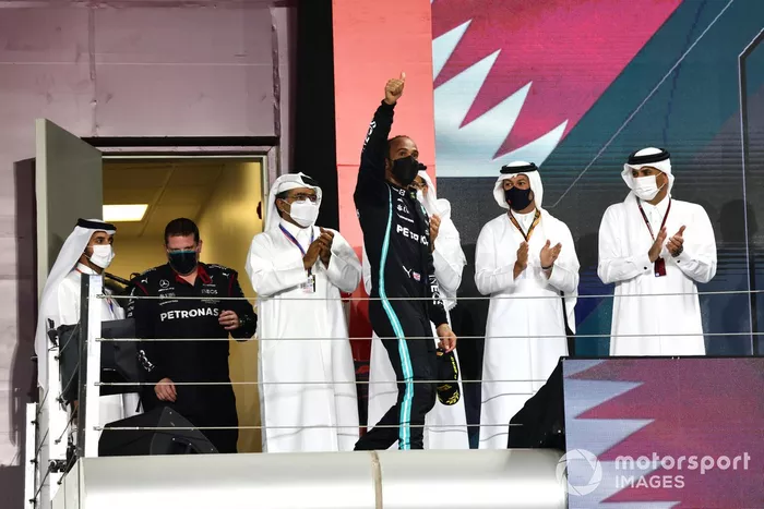 Lewis Hamilton, Mercedes, ganador del GP de Qatar, llega al podio
