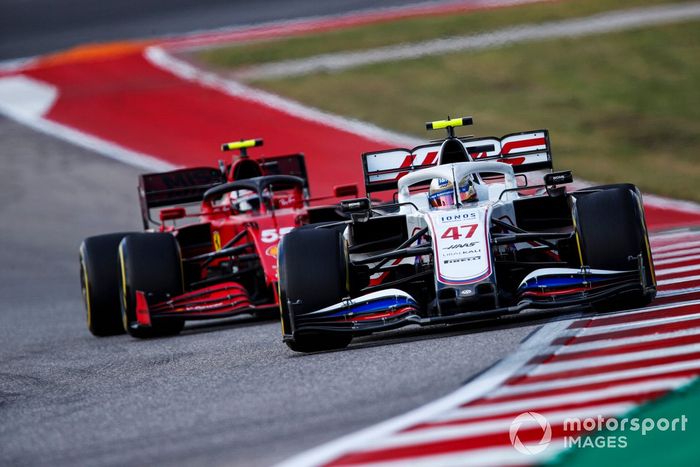 Mick Schumacher, Haas VF-21, Carlos Sainz Jr., Ferrari SF21