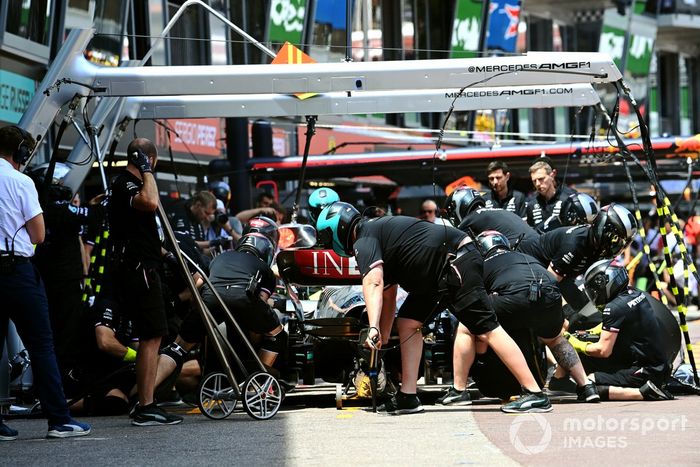 George Russell, Mercedes W13, en boxes