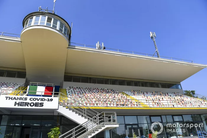 Siluetas de aficionados en Monza